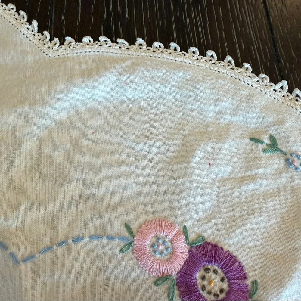 Vintage‎ Hand Embroidered 31x33” Round Centerpiece Doily Tablecloth Floral White